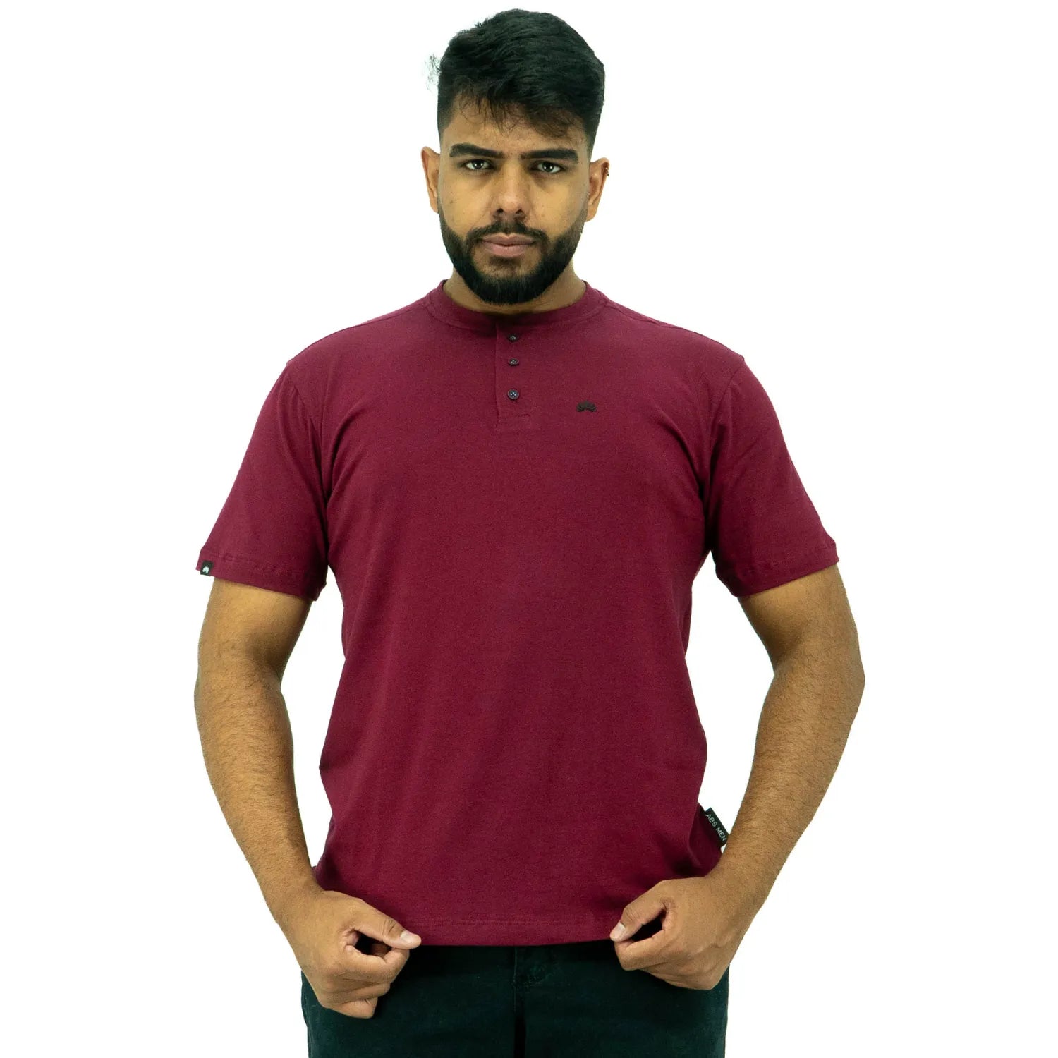 Modelo usando camiseta de algodão com elastano, com gola portuguesa, na cor bordô da Absinto Men.