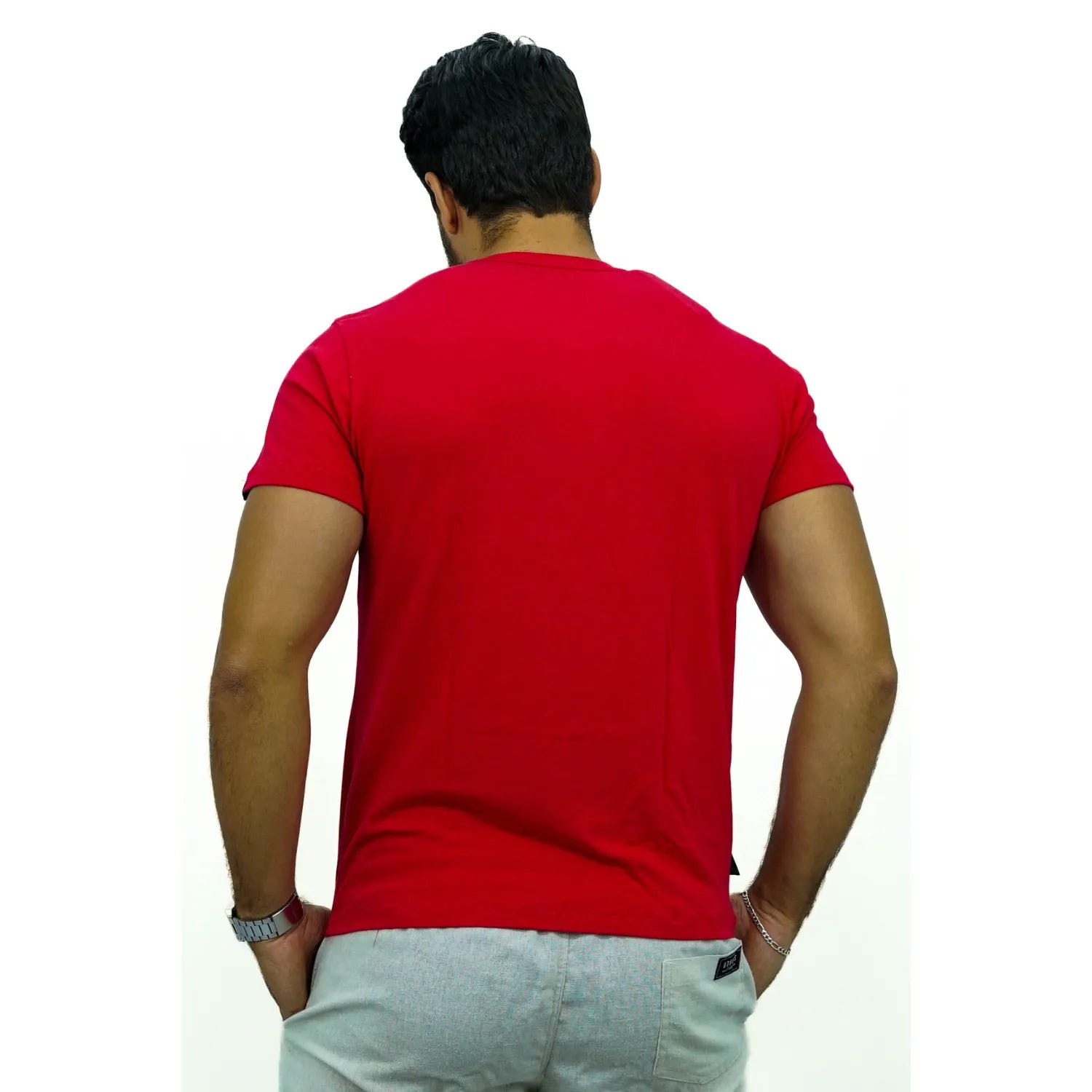Modelo usando camiseta lisa de algodão e elastano com logo bordada da Absinto Men.