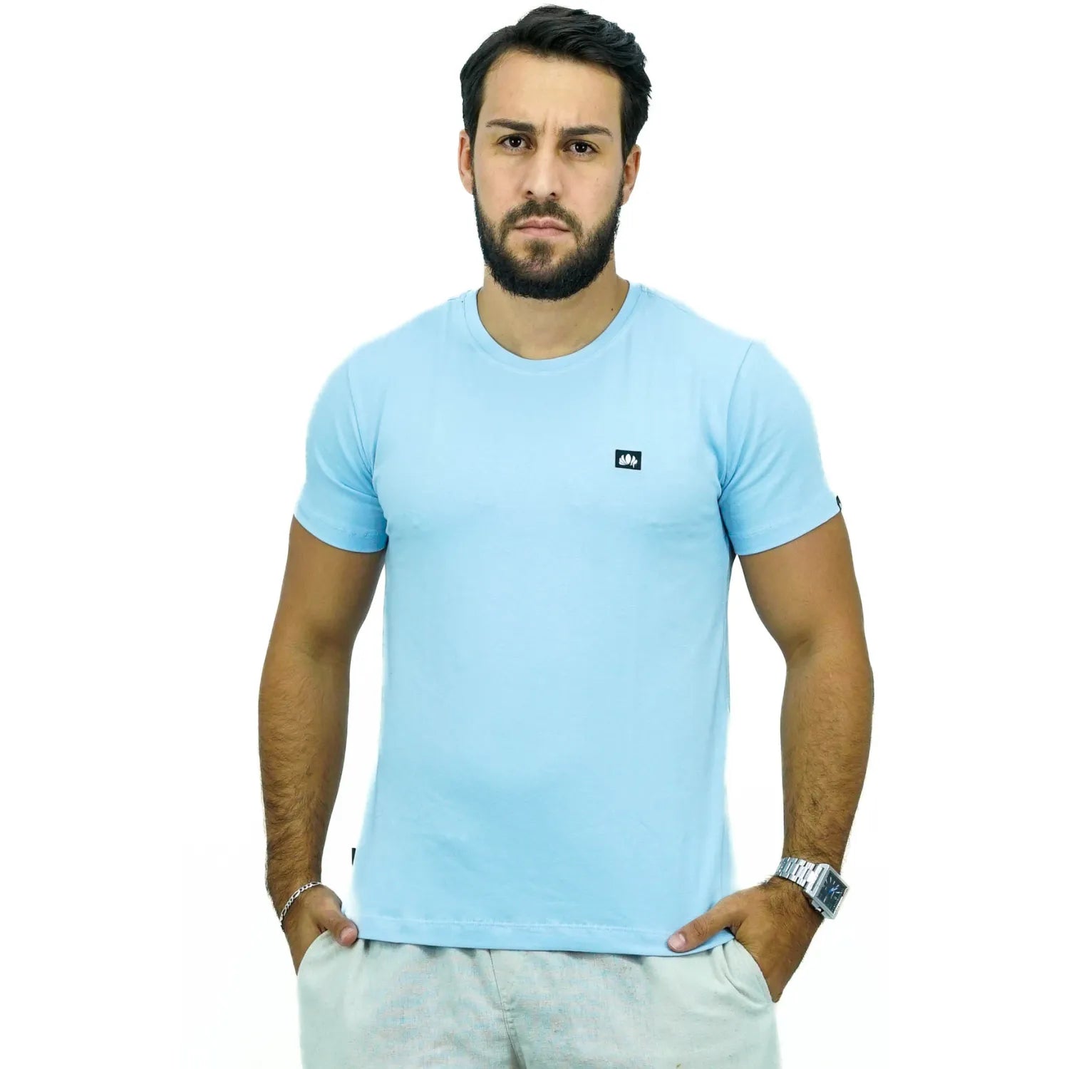 Foto de camiseta lisa de algodão e elastano com logo bordada da Absinto Men na cor azul bebê.