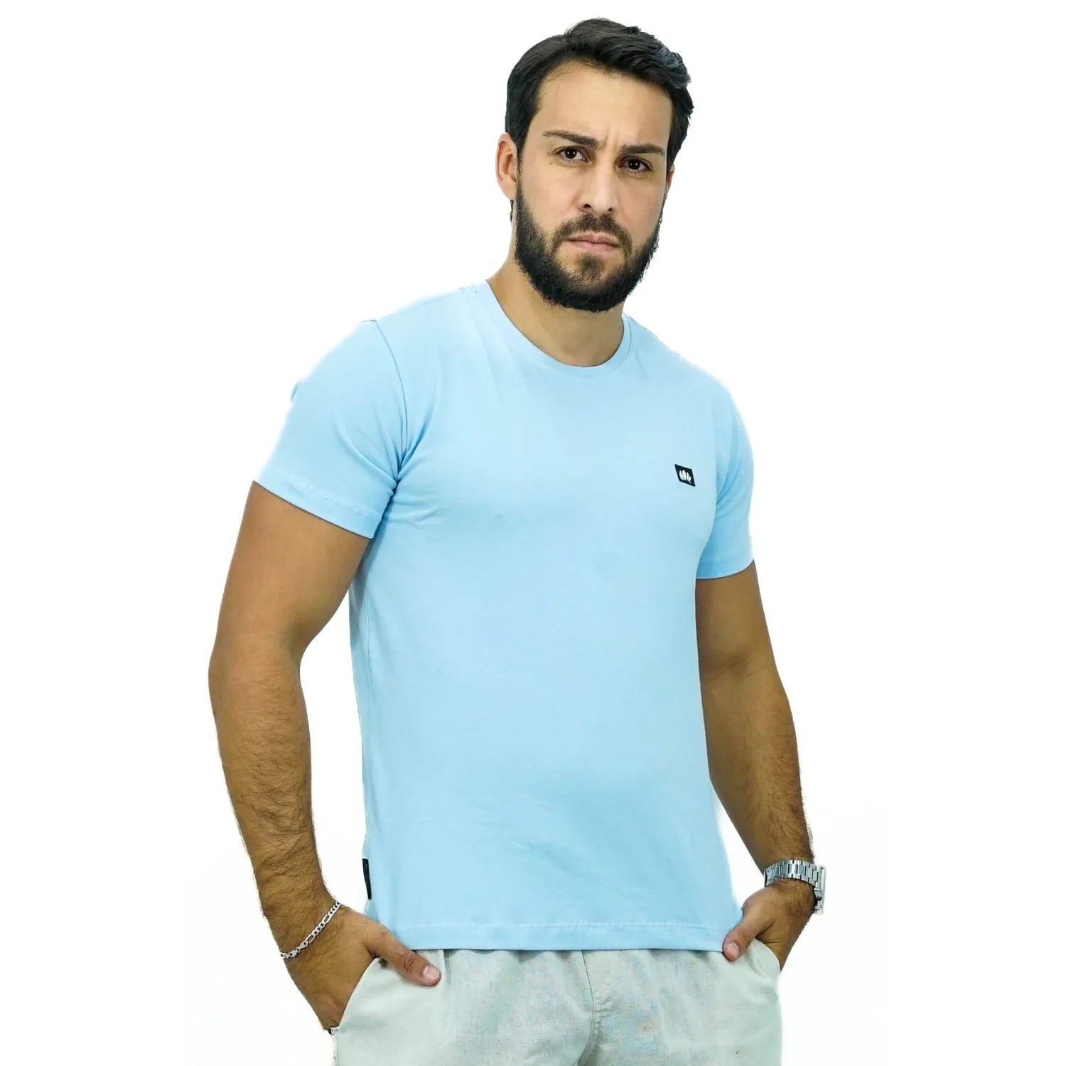 Camiseta lisa de algodão e elastano com logo bordada da Absinto Men na cor azul bebê.