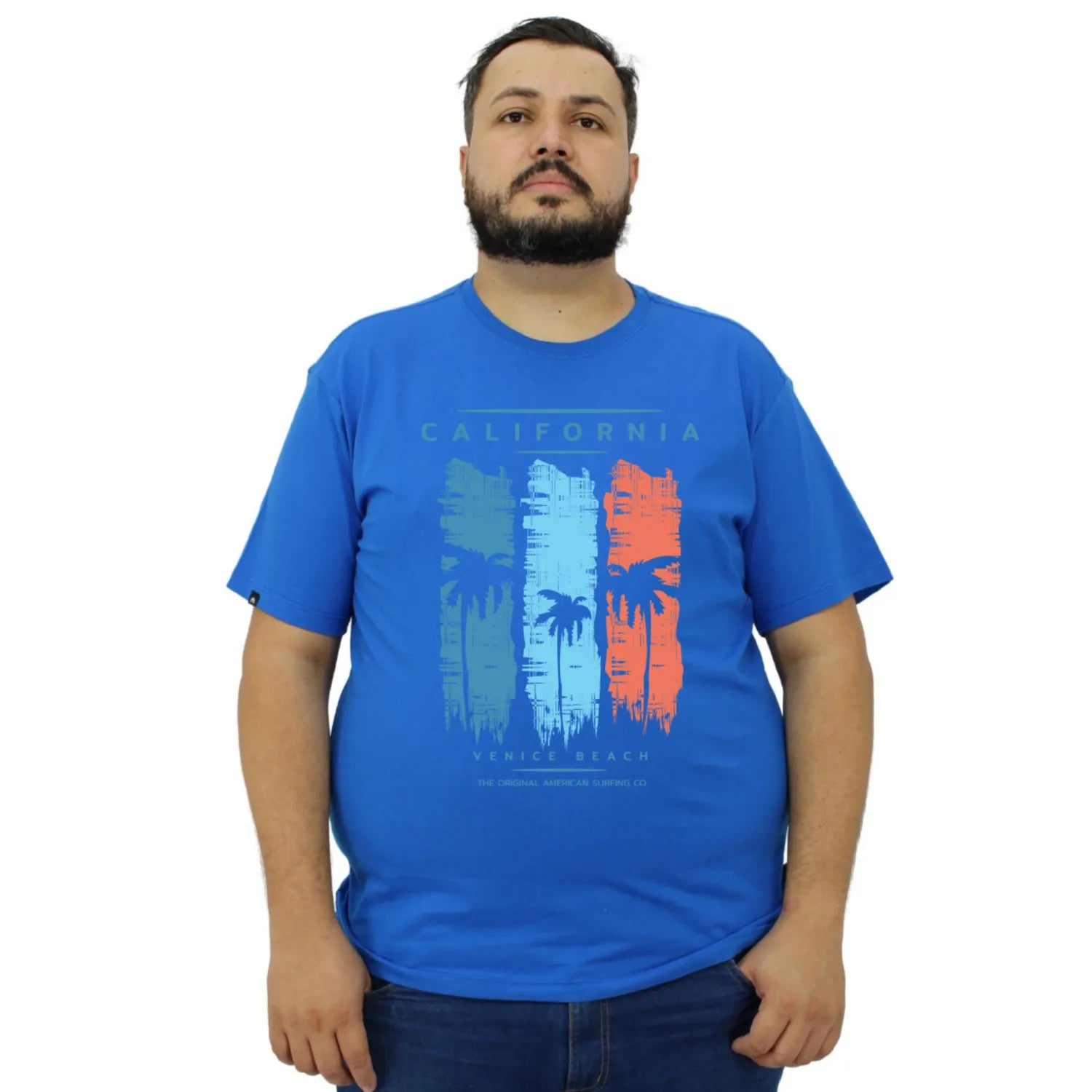 Foto de modelo vestindo a camiseta plus size 100% algodão, com estampa "Califórnia", da marca Absinto Men na cor azul.