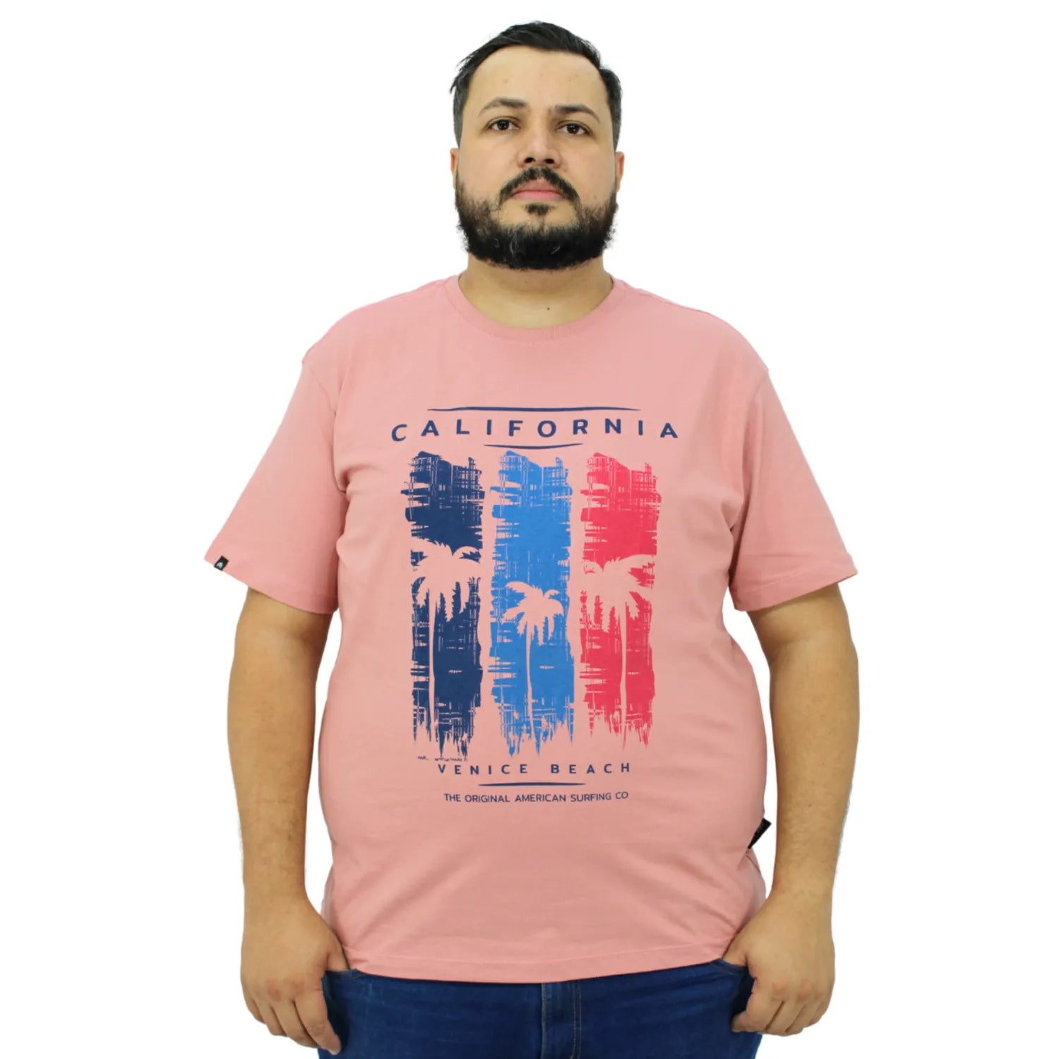 Foto de camiseta plus size de algodão, com estampa "Califórnia", da marca Absinto Men na cor rosa.