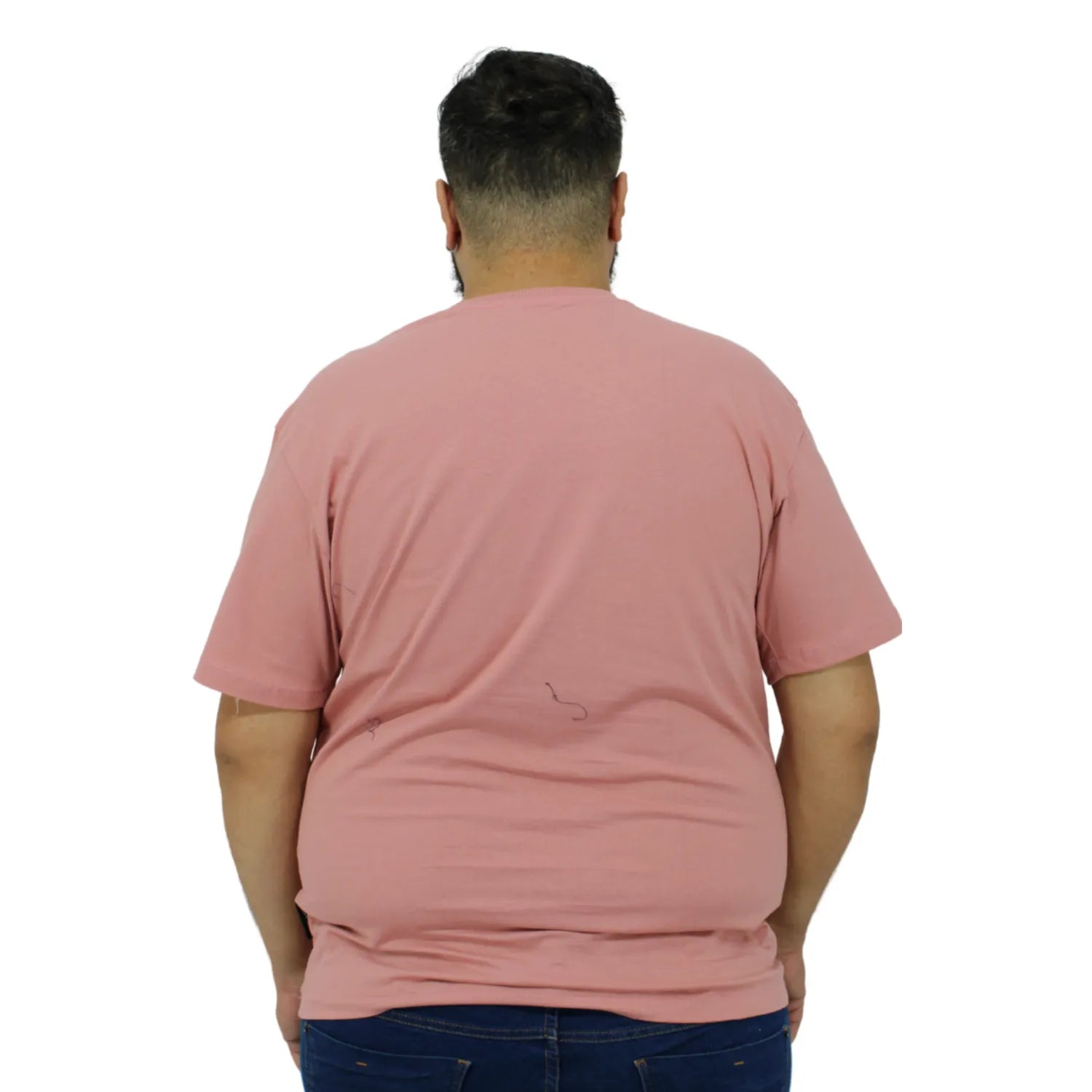 Modelo usando camiseta plus size de algodão premium da Absinto Men, com a logo da marca no peito, na cor rosa.