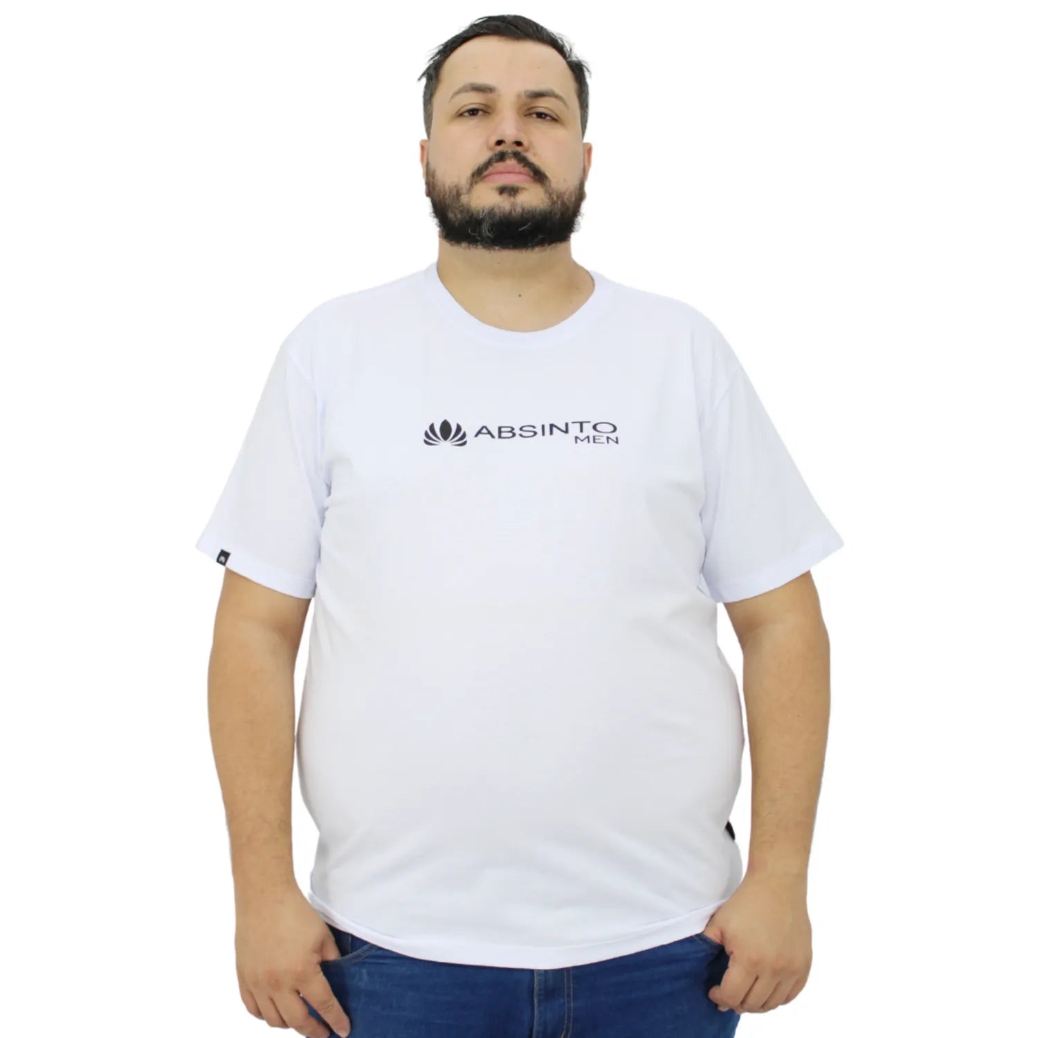 Modelo usando camiseta plus size de algodão premium da Absinto Men, com a logo da marca no peito, na cor branca.