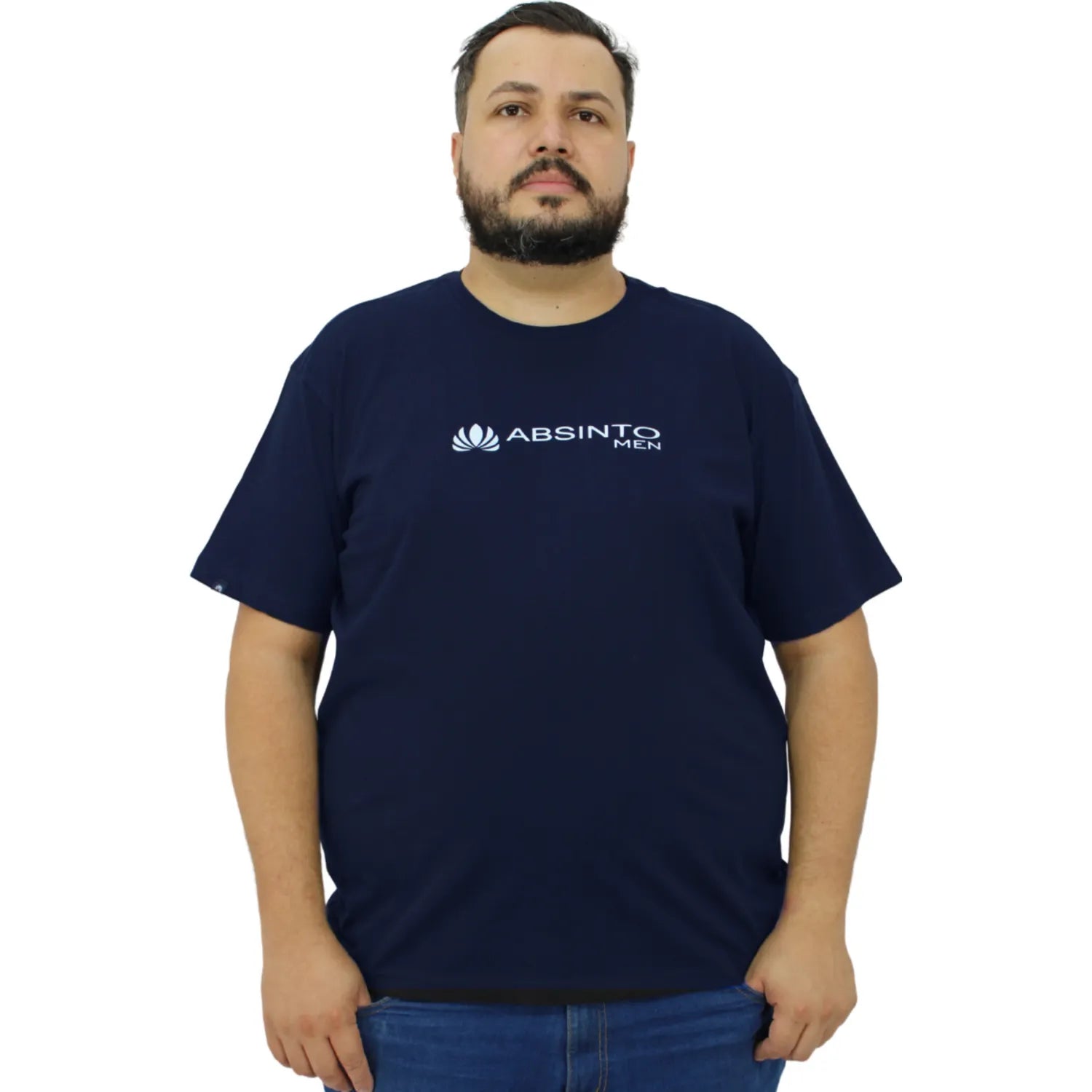 Modelo usando camiseta plus size de algodão premium da Absinto Men, com a logo da marca no peito, na cor marinho.