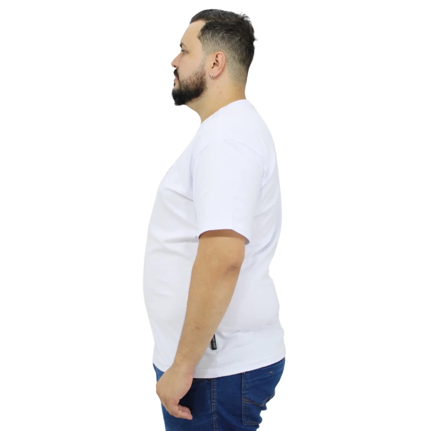 Modelo usando camiseta plus size de algodão premium da Absinto Men, com a logo da marca no peito, na cor branca.