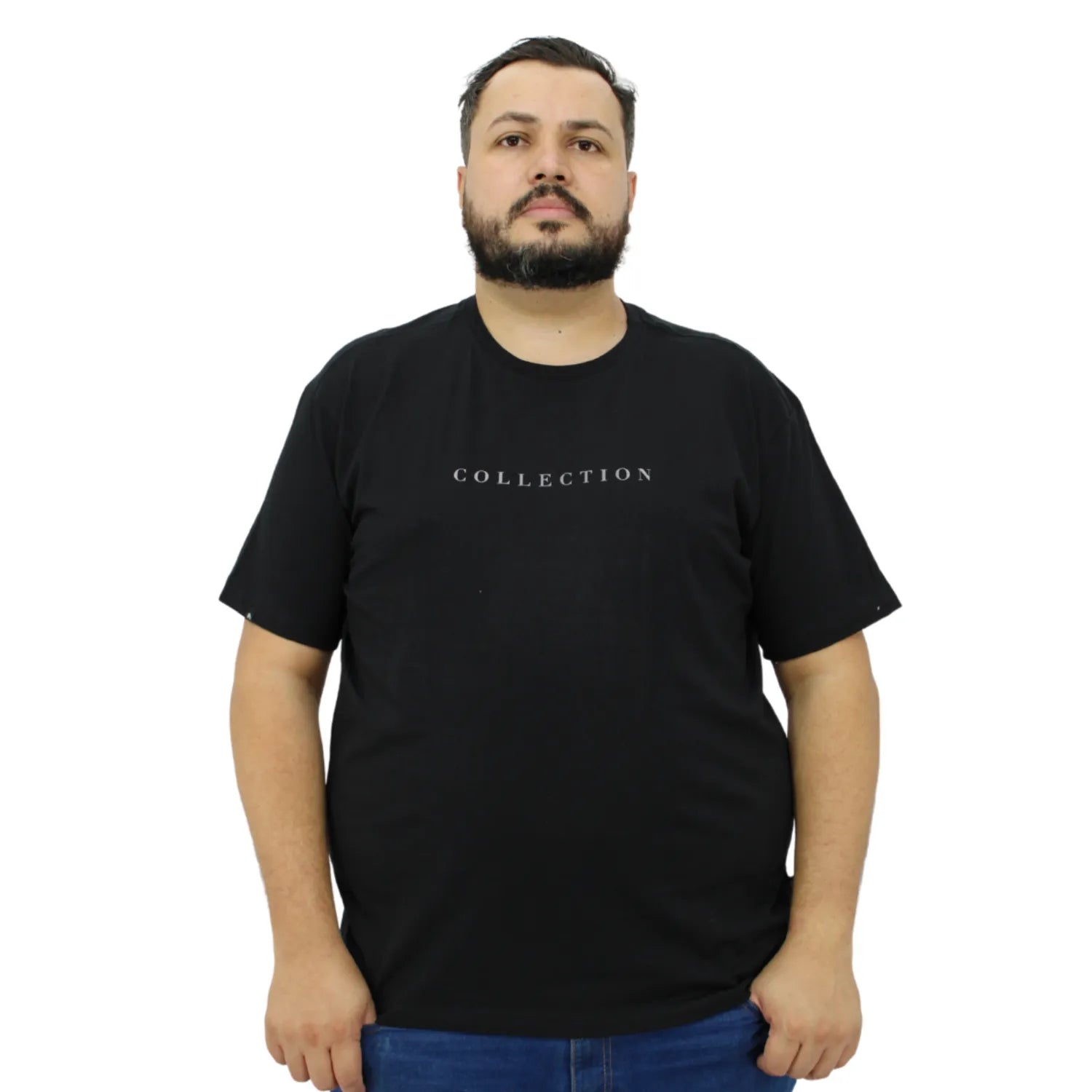 Modelo usando camiseta plus size de algodão premium da Absinto Men, com a estampa "Collection" no peito, na cor preta.