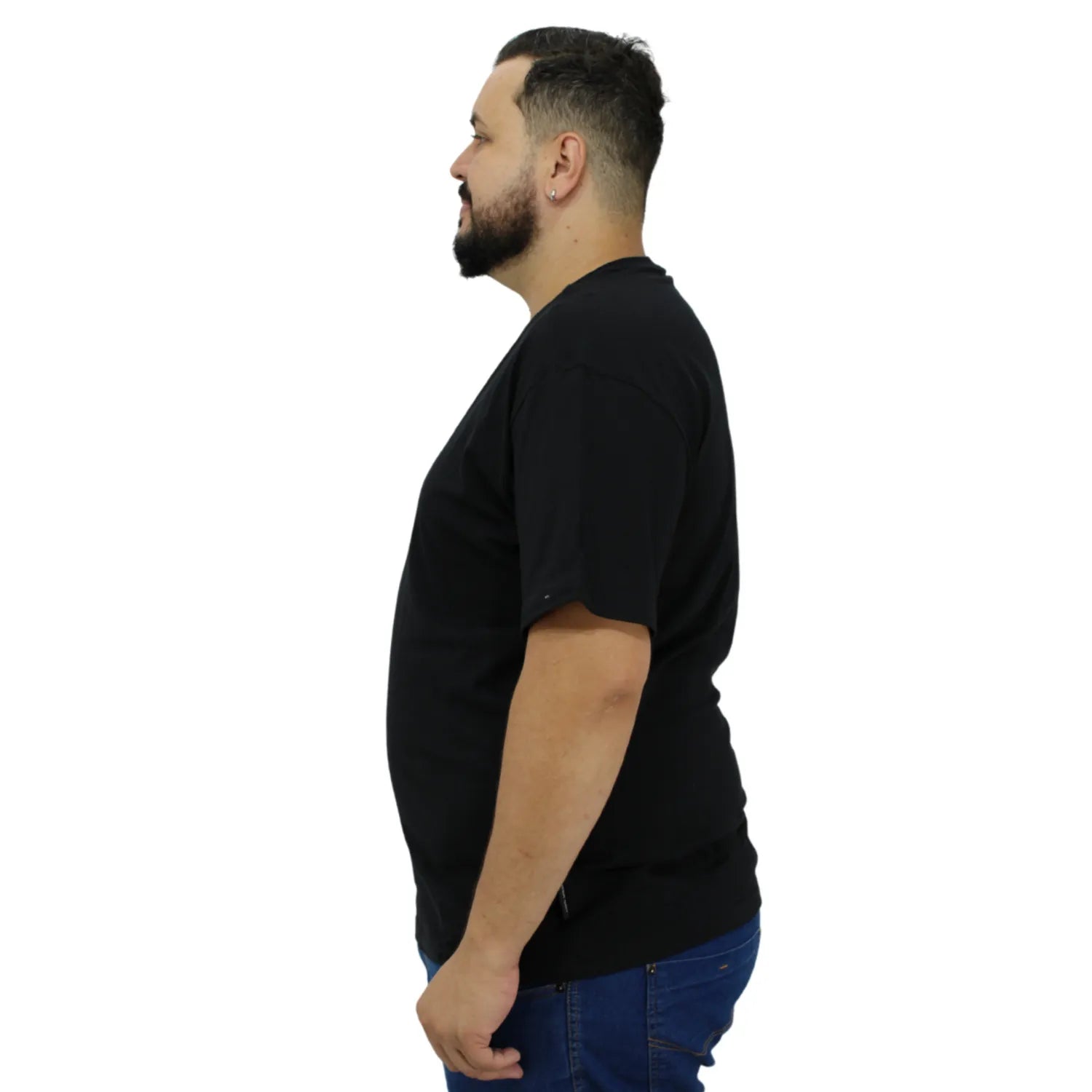 Modelo usando camiseta plus size de algodão premium da Absinto Men, com a estampa "Collection" no peito na cor preta.