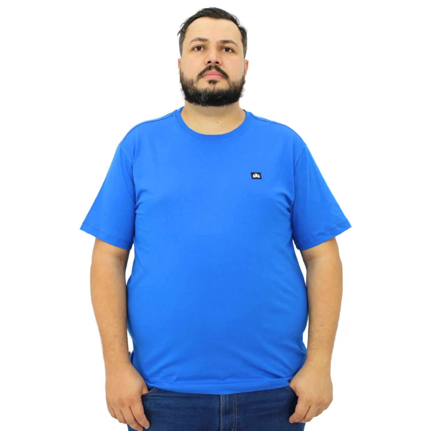 Foto de modelo usando camiseta plus size de algodão premium lisa, na cor azul da Absinto Men.
