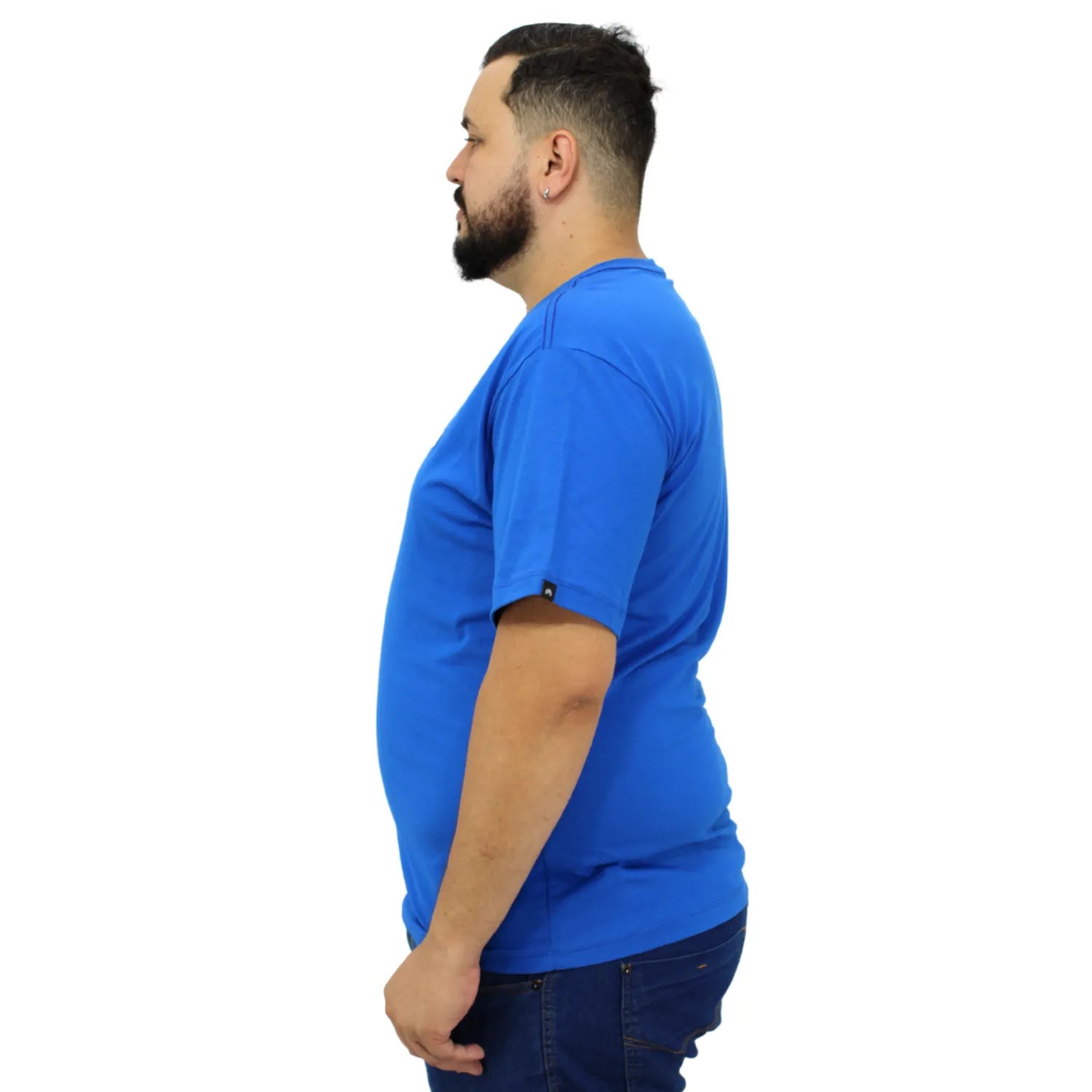 Foto de modelo usando camiseta plus size de algodão premium lisa, na cor azul da Absinto Men.