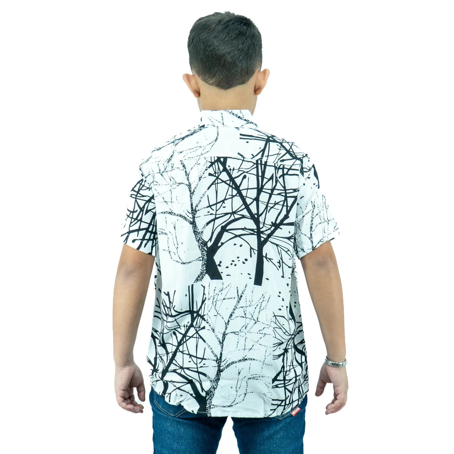 Criança usando a camisa infantil Absinto Men branca de estampa galhos, mostrando a modelagem moderna e confortável